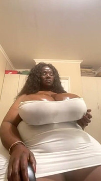 Donnona nera che geme fetish & gioco di tette