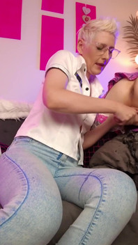 Stăpâna Emily îl mulge pe Femboy