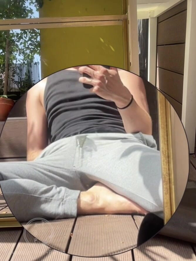 AmateurBoysPissing: Băiatul amator își udă pantalonii gri