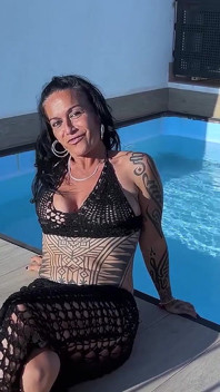 Rozvedená čtyřicetiletá rozvedená žena s bujným poprsím si zahrává s nezkušeným mladíkem. Lola Storm a domácí sex v Pepepornu