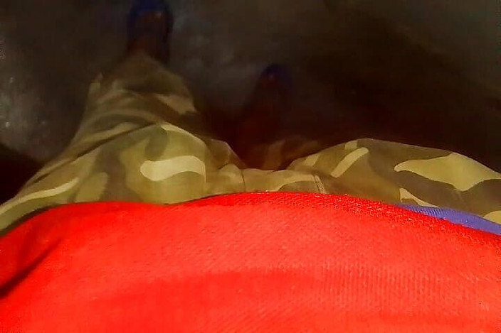 Gangbang straight: Індійський гей хлопець писяє на відкритому повітрі