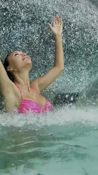 Hete Monika Fox in roze bikini zwemt in het zwembad en loopt