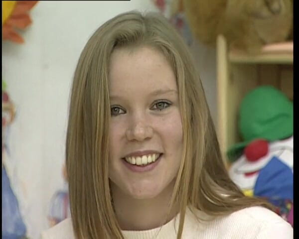 YOUR FIRST PORN: Schulmaedchen Anja hat eigenen Analdildo Mitgebracht - 女大学生Anja带来了她自己的肛门假阳具