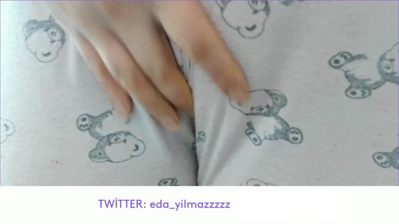 bigass_sexy_bigboobs: Esfregando buceta com pijama - capô de fusca