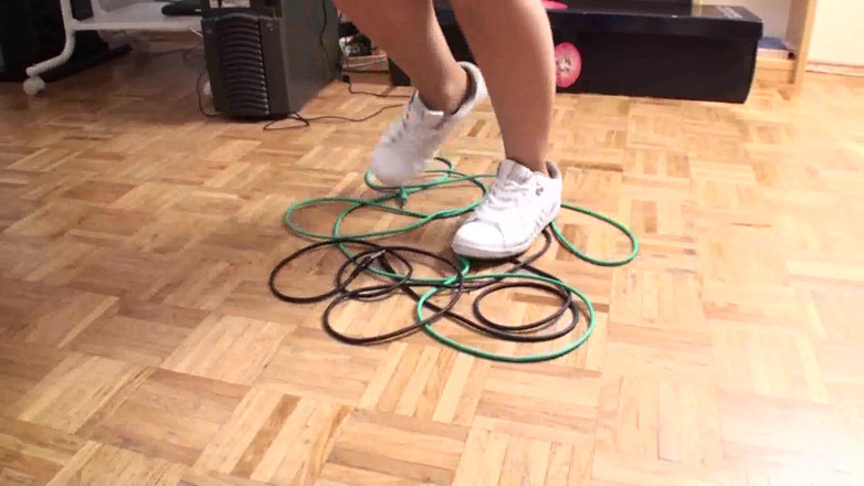 Foot Girls: Crushing cables is always fun