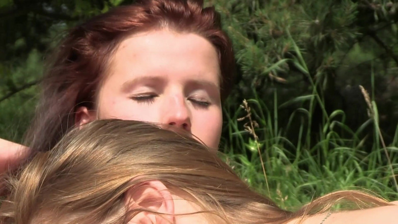 Emma Gold: A different kind of picnic lesbian time