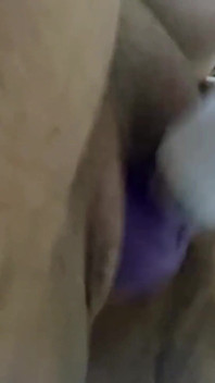 Bbwbootyful stimuleert mijn dikke harige poesje met een elektrisch toverstaf