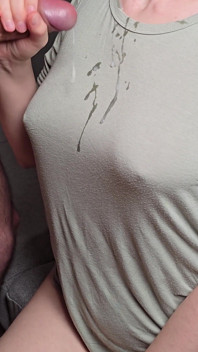 Labă cu vedere pe țâțele mele săltărețe și spermă uriașă pe haine!