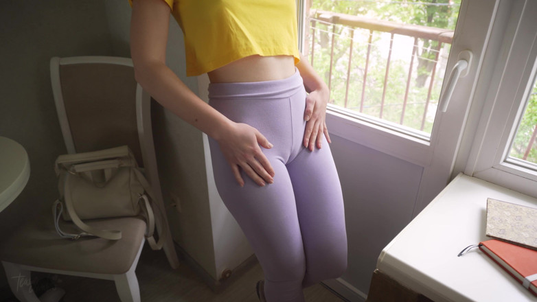 Teasecombo 4K: Siostra w obcisłych leginsach pokazując wielką cipkę cameltoe