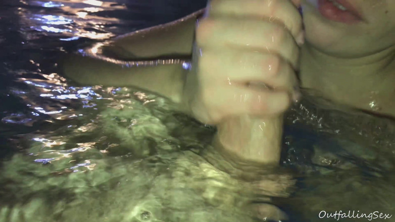OutfallingSex: OutfallingSex - Ação na jacuzzi