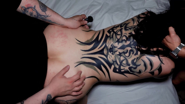 Knock Knock Club: Dövmeli kız arkadaş en iyi arkadaşıyla paylaşıyor! Üçlü seks knock knock...