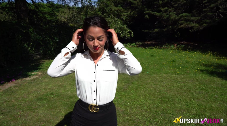 SkirtJerk: Jess Harington - Trim My Grass