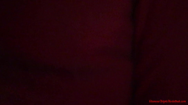 Glamour: Plachá teenagerka v červených šatech miluje polykat každou kapku spermatu!!