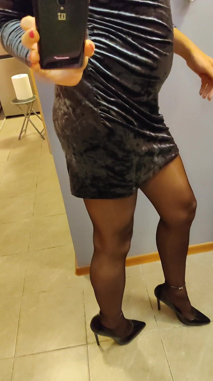 MicziCD: Spazieren Sie in einem sexy Outfit durch Ihre neue Wohnung