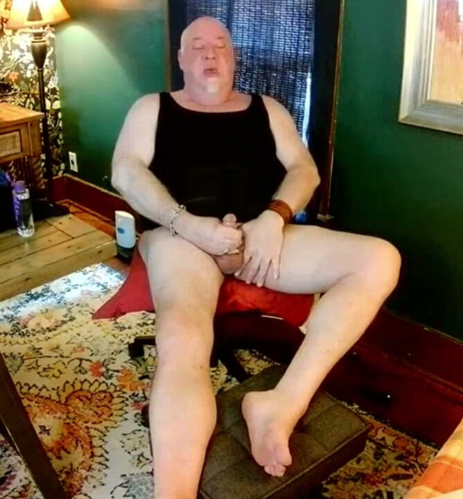 beardaddychub: Bearstepdaddychub Jerks and Talks off Hot Fan!