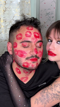 Rote Lippenstift-küsse Bedecken Sein Ganzes Gesicht