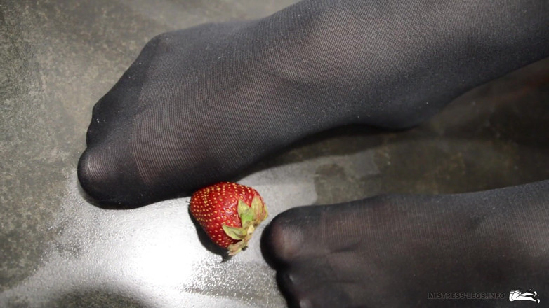 Mistress Legs: Aardbeien met hoge hakken verpletteren