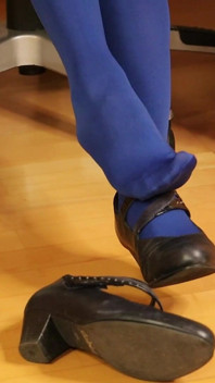 Collant blu, tacchi mary jane e gioco con scarpe provocante fetish