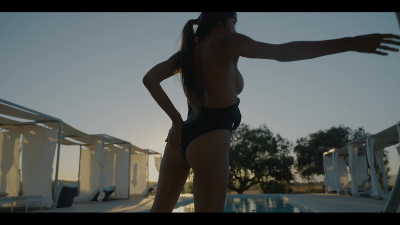 DaringKiara: Eu ando ao longo da piscina,