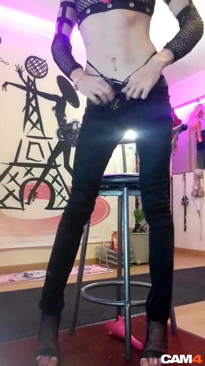 VaneSsa BiTCHx: 一个法国人妖炸弹做一个现场脱衣舞