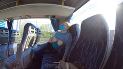 Mature_cunt: Nadržená MILFka s nahými prsy masturbuje v autobuse