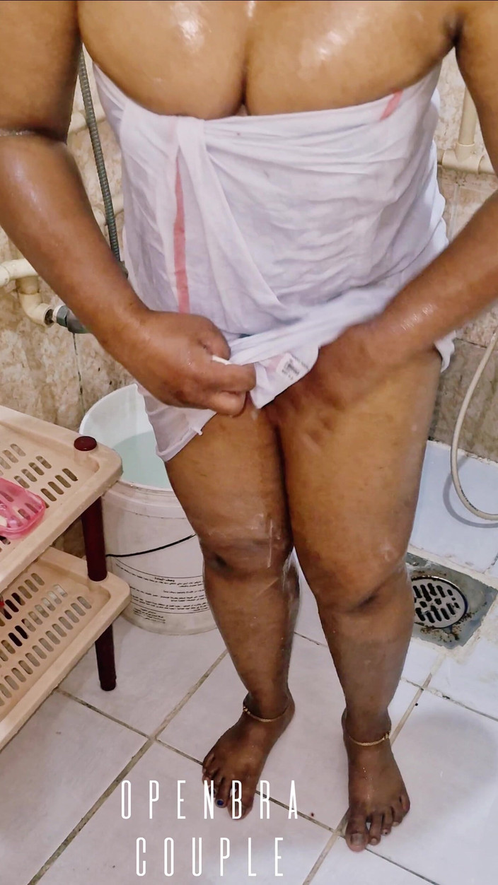 Openbra: Indische desi-tante badevideo
