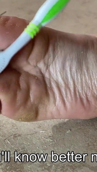 Umiliazione Del Piede Con Il Tuo Spazzolino Da Denti