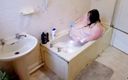 SSBBW Lady Brads: Толстушка пытается принять ванну, может она поместиться?