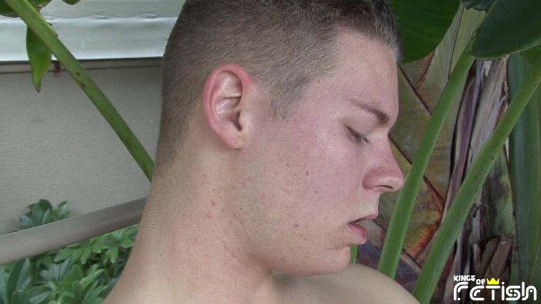 Gay Diaries: Возбужденный пожилой мужчина сосет твинка с большим членом на улице и глотает сперму