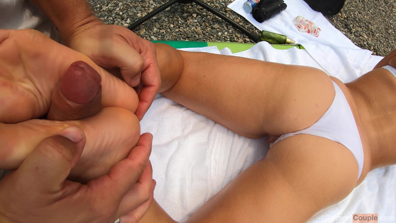 Yummy Couple: Ultra enge geile MILF bekommt am hotelpool eine massage und...