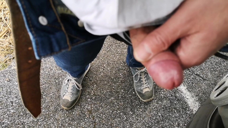 Cicci77: Cicci77 pisse sur un parking