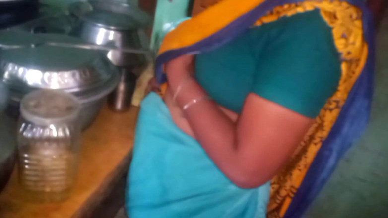 Priyanka314: Desi ehemann, der die brüste seiner frau drückt, während sie...