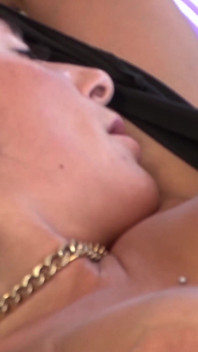 Sesso in Germania con una troia esperta con grandi seni e pelle tatuata che si fa aprire la figa