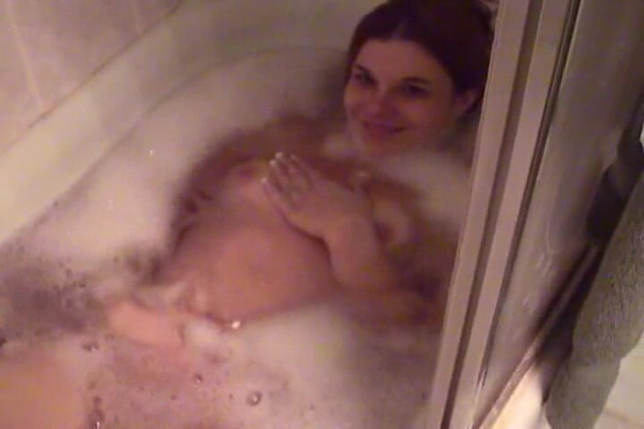 Radical: Cute amateur girl in bath