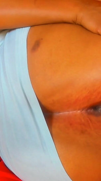 La miLF culona guarda segretamente il porno mentre si masturba