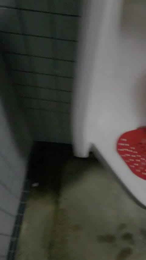 JohnholmesjuniorCA: Johnholmesjunior mostra il suo cazzo mostruoso nel bagno degli uomini...