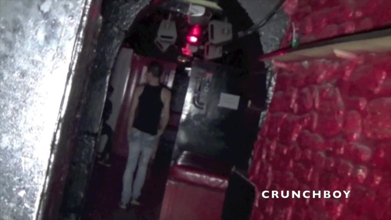 Crunch Boy: Twink meniduri seorang pria muda lurus di ruang belakang