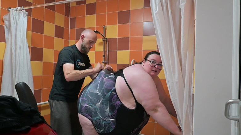 SSBBW Hunter: Culona se pone en ropa de baño apretada