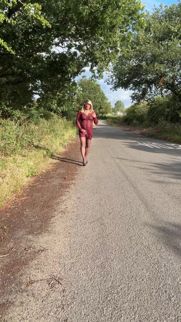 Kellycd2022: Сексуальный кроссдрессер Kellycd2022 наслаждаясь послеобеденный проезд маленький перерыв на пит-стоп