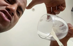 Moje tlustá koule rozlitá do sklenice