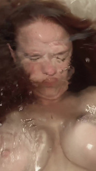 В видео от первого лица трахаю лицо вверх по волосы вниз в миссионерской позе в ванне