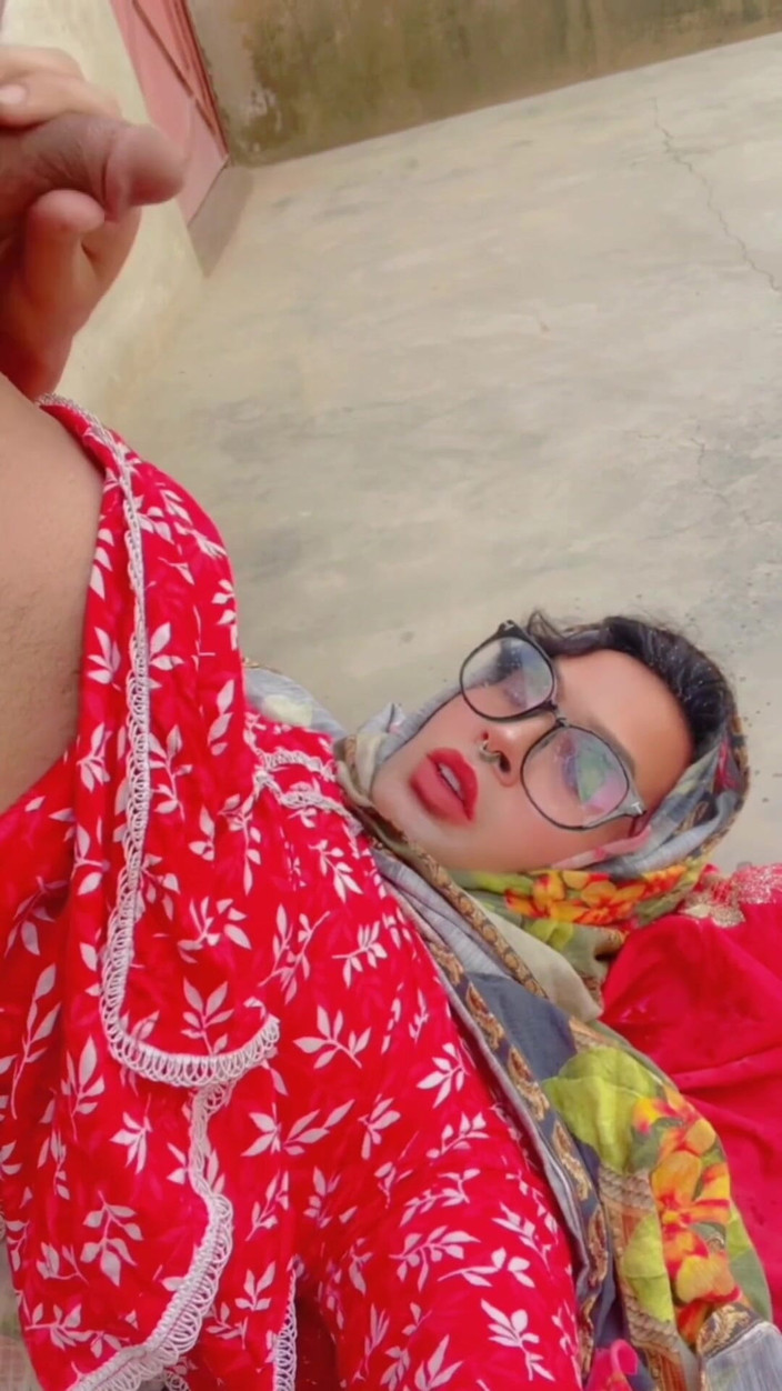 Apple00001: Une musulmane fait pipi | Spécial