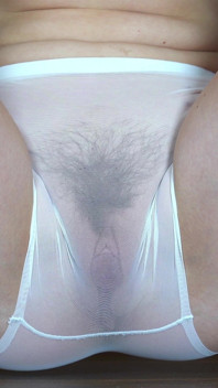 Probándose bragas sexy y en cuclillas para ver un gran coño abultado