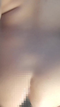 Schöne sissy spielt mit ihrem