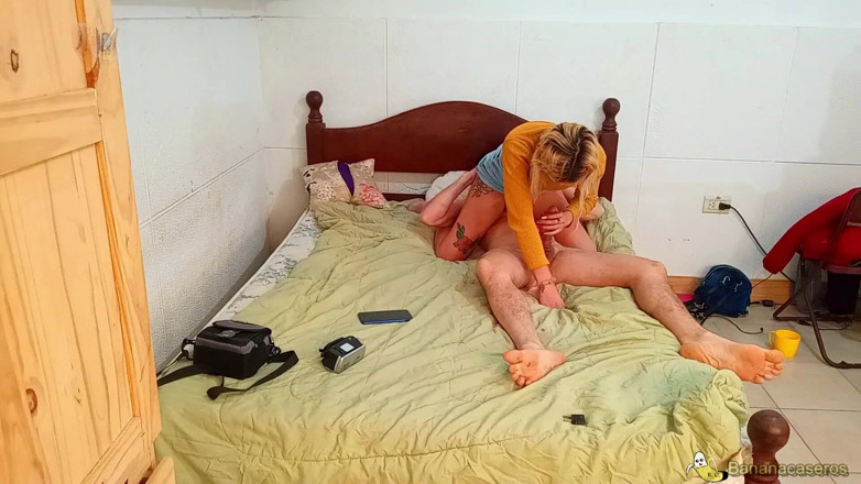 Bananacaseros: Můj nevlastní otec mě šuká s oblečením, když moje matka šla do...