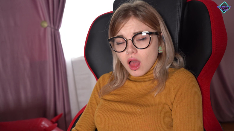 Karneli Bandi: Student dreams of big dick in tight pussy instead of...