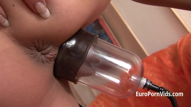 European fresh porn: Si rambut coklat bertetek kecil menikmati mengepam pepek