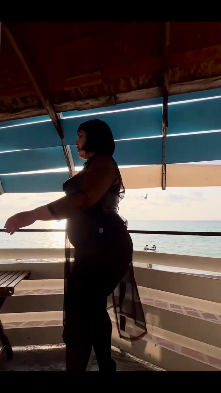KarmenMilf: Dzień dobry z plaży