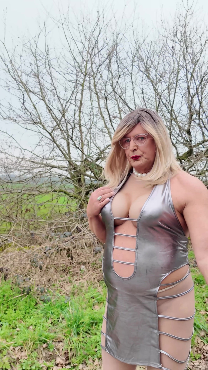 Kellycd2022: Sexy transvestã¤t kellycd2022 out fÃ1/4r eine fahrt im sexy silbernen...