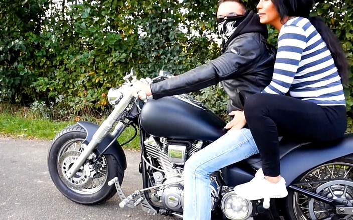 Cheating Cumsluts: Motociclista scopata da uno sconosciuto che scopa la fica delle...